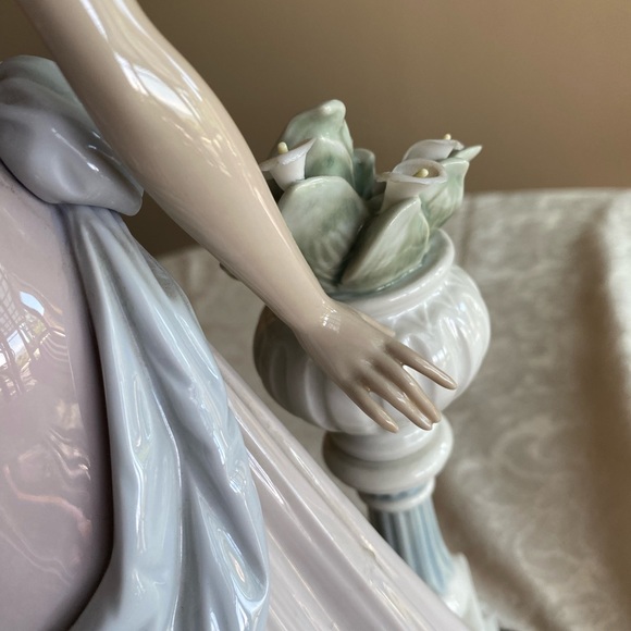 RETIRED 2000  ‘A TOUCH OF CLASS LLADRO’ PORCELAIN FIGURINE - Item# 01005377 - Picture 3 of 12
